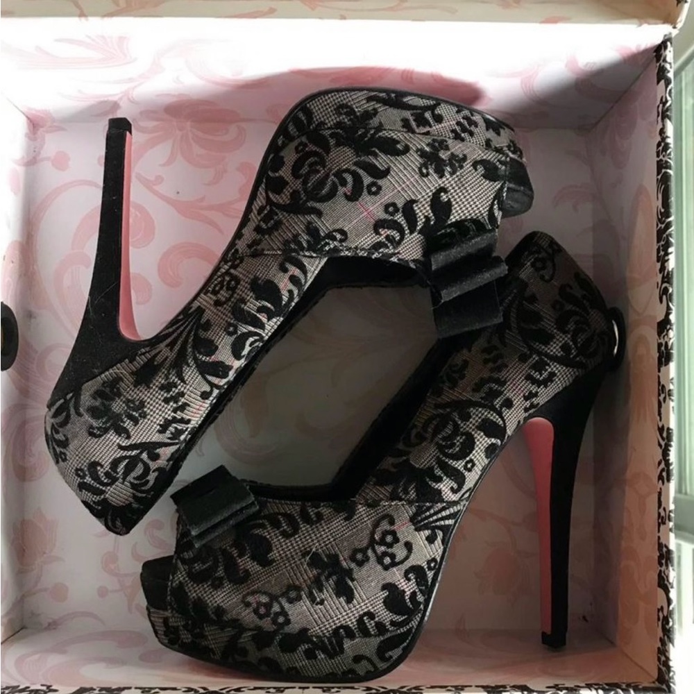 Black Lacey heels size 8